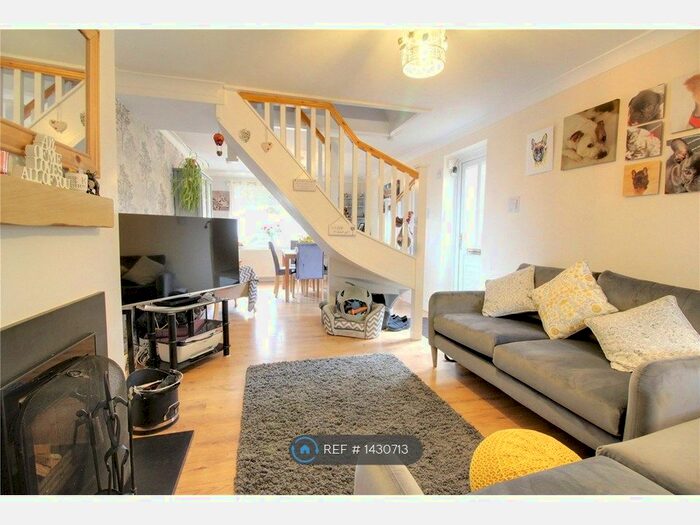 2 Bedroom End Of Terrace House To Rent In Marrowbrook Lane, Farnborough, GU14