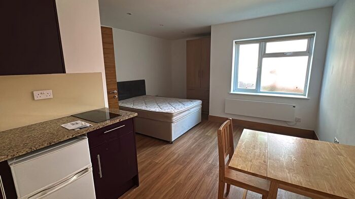 Studio To Rent In Sunny Place, London, NW4