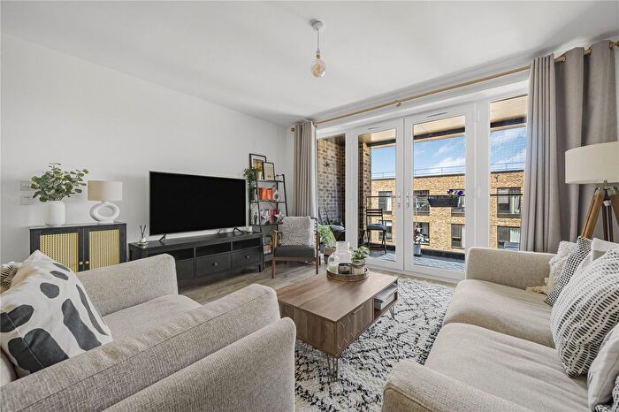 1 Bedroom Flat For Sale In Walton On Thames, Surrey, KT12