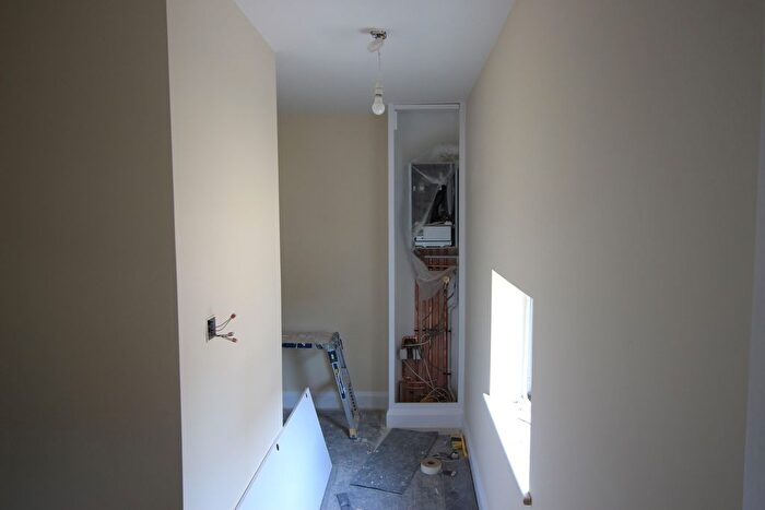 3 Bedroom Flat To Rent In Oaks Road, Stanwell, TW19