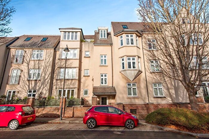3 Bedroom Flat For Sale In Ingress Park Avenue, Greenhithe, DA9