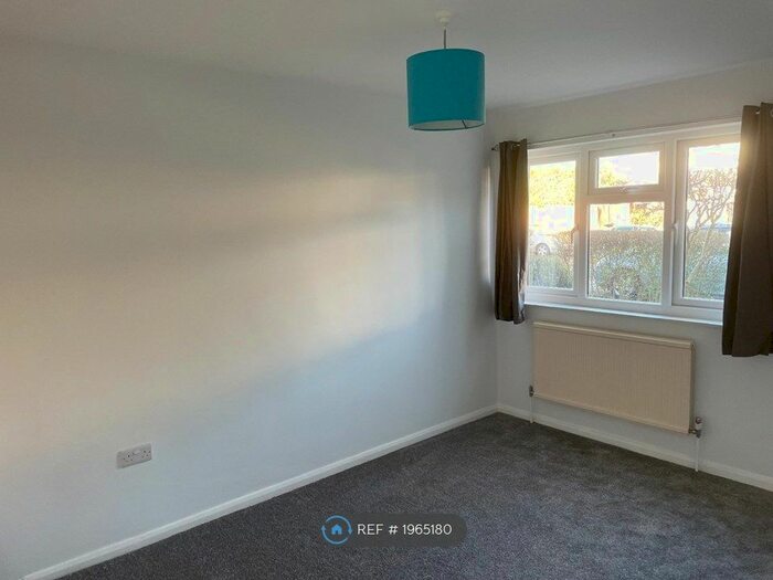 2 Bedroom Maisonette To Rent In Holtwhites Hill, Enfield, EN2