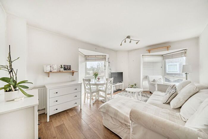 1 Bedroom Flat For Sale In Twickenham Road, Teddington, TW11