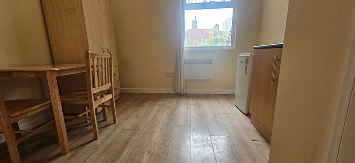 Studio To Rent In Drayton Road, London, N17