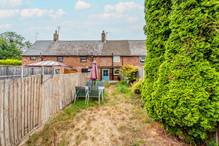 1 Bedroom Terraced House For Sale In Red Cow Cottages, Watling Street, Kensworth, Dunstable, LU6