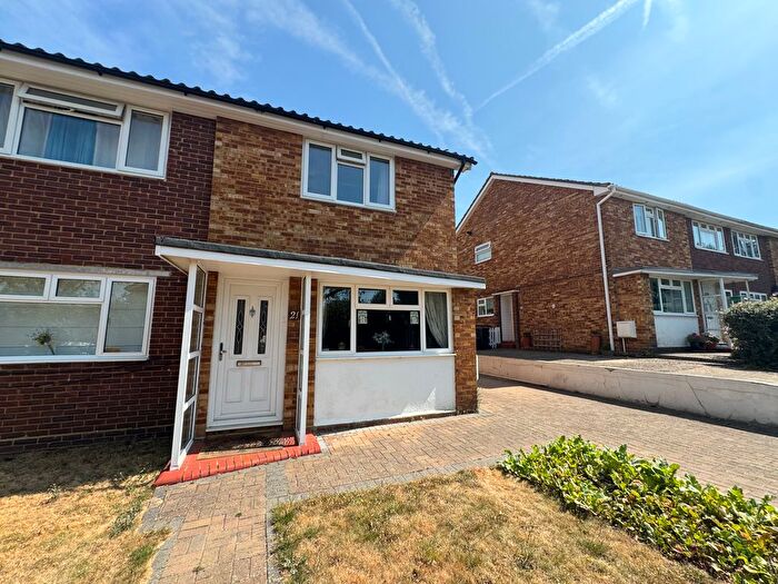 2 Bedroom Flat To Rent In Holland Close, Bromley, BR2