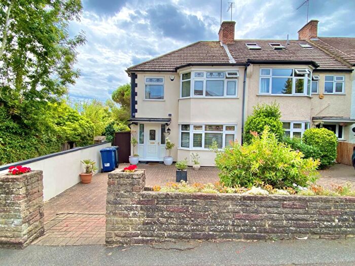 3 Bedroom End Of Terrace House For Sale In Longmore Avenue, Barnet, EN5