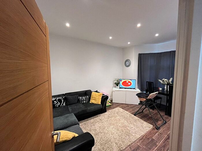 2 Bedroom Flat For Sale In Greenford Avenue, London, W7
