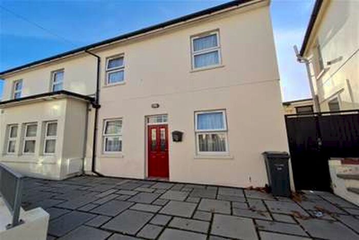 2 Bedroom Flat To Rent In York Road, Sandown, PO36