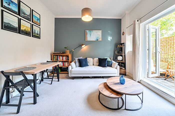1 Bedroom Flat For Sale In Louvaine Road, London, SW11