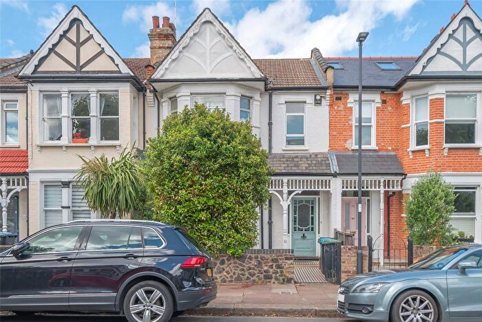 3 Bedroom Detached House For Sale In Maidstone Road, London, N11