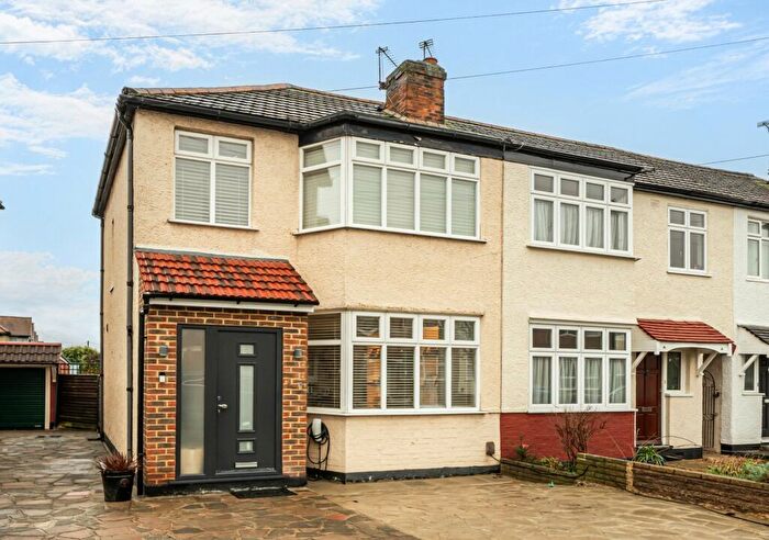 3 Bedroom End Of Terrace House For Sale In Carnarvon Avenue, Enfield, EN1