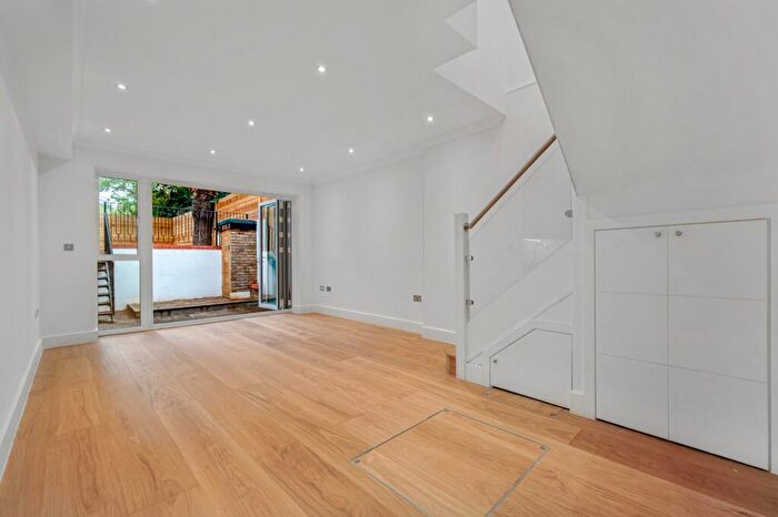 2 Bedroom Duplex To Rent In Chatsworth Road, Kilburn, London, NW2