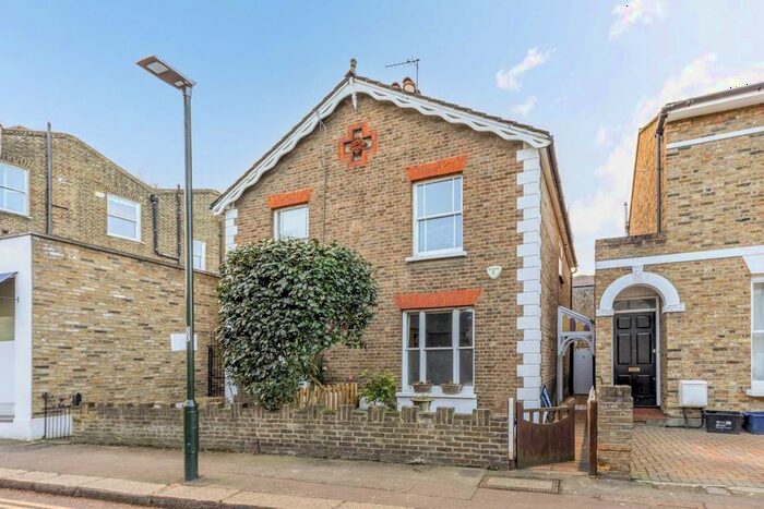 3 Bedroom Semi-Detached House To Rent In Shaftesbury Road, Richmond, TW9