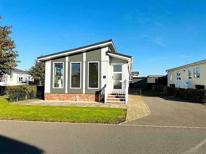 2 Bedroom Mobile/park Home For Sale In Henwood Drive, Gateforth Park, Selby, YO8