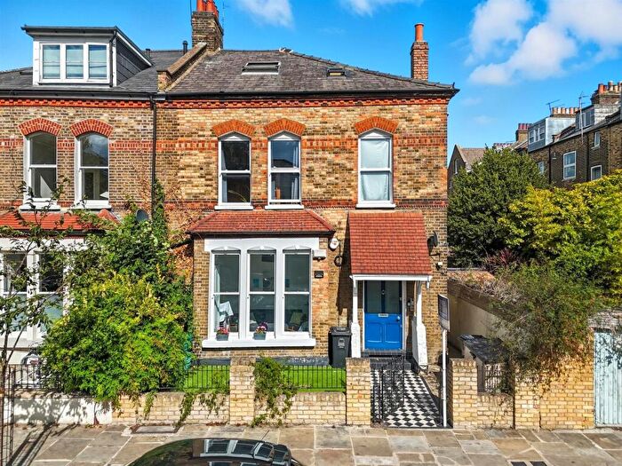 3 Bedroom Flat For Sale In Finsbury Park Road, N4