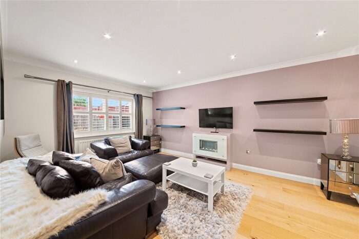 2 Bedroom Flat To Rent In Morton Close, Uxbridge, UB8