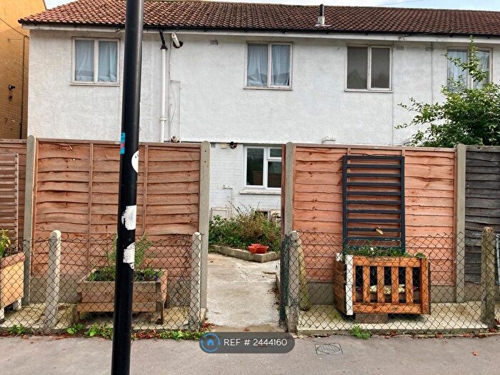 Studio To Rent In Holmesdale Road, London, SE25