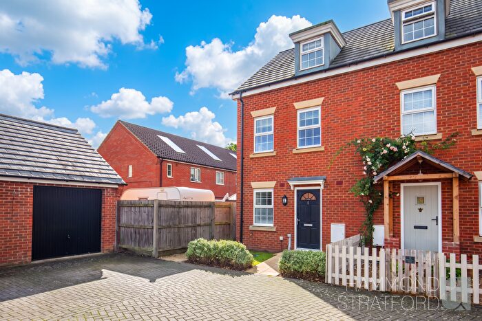 3 Bedroom Semi Detached House For Sale In Old Oak Close, Wymondham, NR18