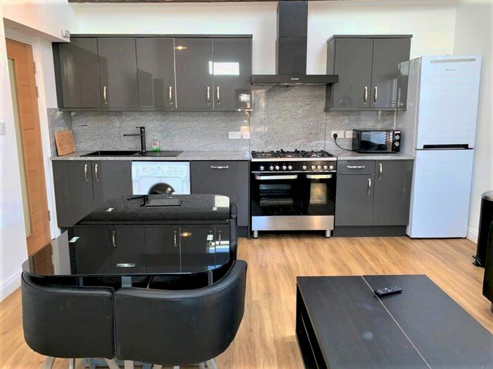 3 Bedroom Flat To Rent In Jesmond, Newcastle Upon Tyne, Tyne And Wear, NE2