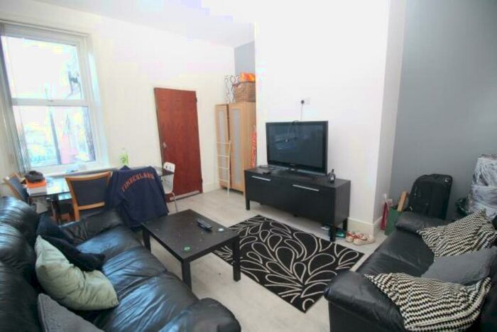 3 Bedroom Flat To Rent In Simonside Terrace, Heaton, Newcastle Upon Tyne, NE6