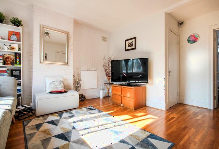 2 Bedroom Flat To Rent In Chichele Road, Cricklewood, London, NW2