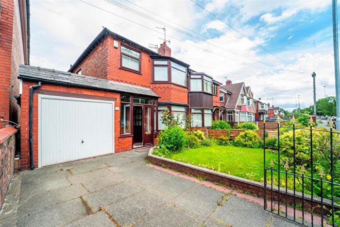 3 Bedroom Semi-Detached House For Sale In Manchester Road, Swinton, M27