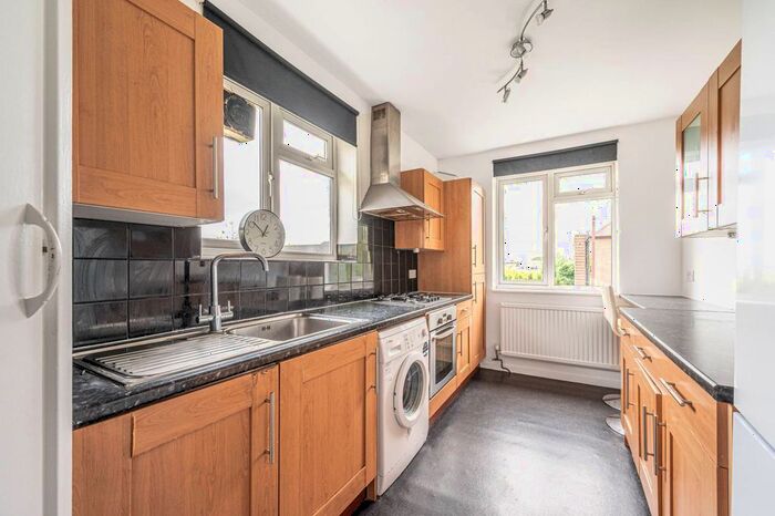 2 Bedroom Flat To Rent In Hermiston Court, Friern Park, North Finchley, London, N12