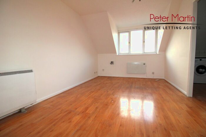 2 Bedroom Flat To Rent In Springwood Crescent, Edgware, HA8