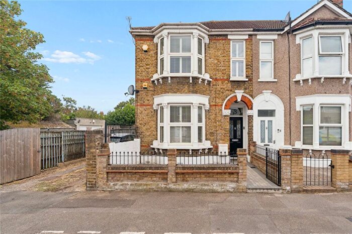 3 Bedroom End Of Terrace House For Sale In Brooklands Road, Romford, RM7