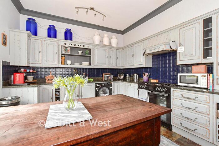 2 Bedroom Apartment For Sale In Guildford Road, Loxwood, West Sussex, RH14