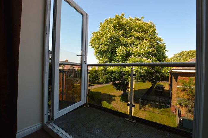 2 Bedroom Flat For Sale In Maplehurst Close, Dartford, DA2