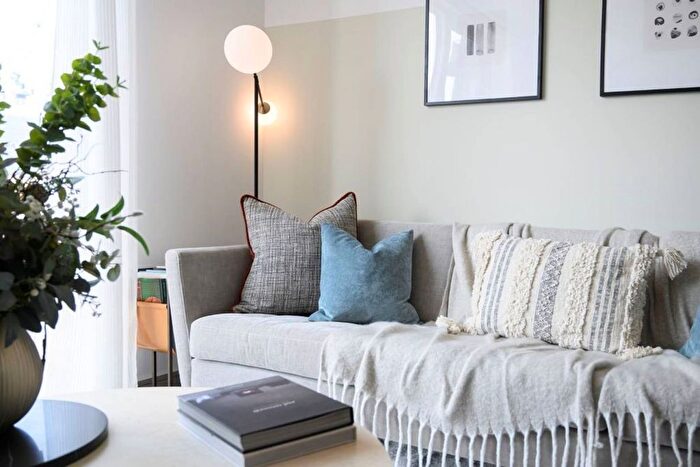 2 Bedroom Flat For Sale In Eden Grove, Staines, Surrey, TW18