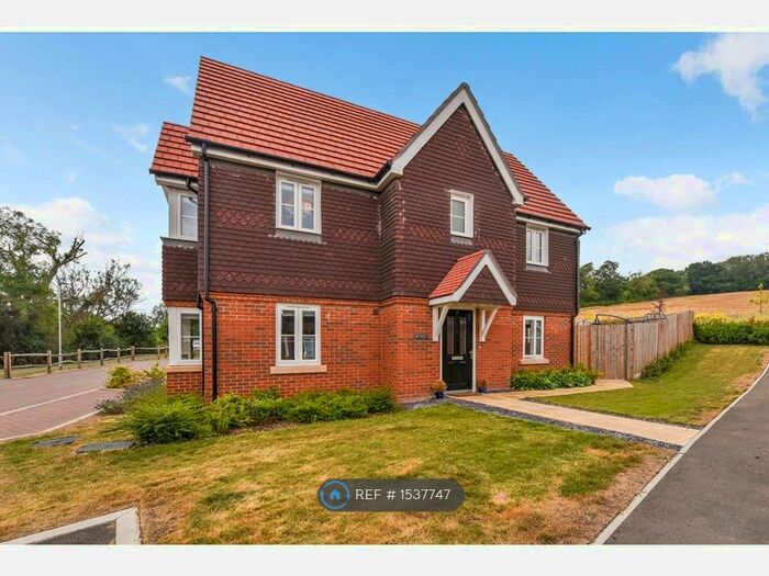 4 Bedroom Semi-Detached House To Rent In Christmas Close, Alton, GU34