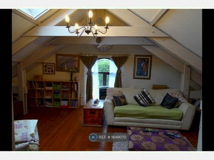 3 Bedroom Semi-Detached House To Rent In The Square, Callington, PL17