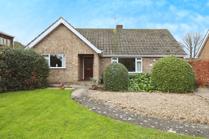 2 Bedroom Detached Bungalow For Sale In Low Street, Beckingham, Doncaster, DN10
