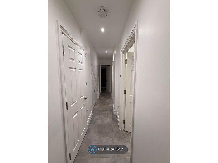 2 Bedroom Flat To Rent In Bullsmoor Way, London, EN8