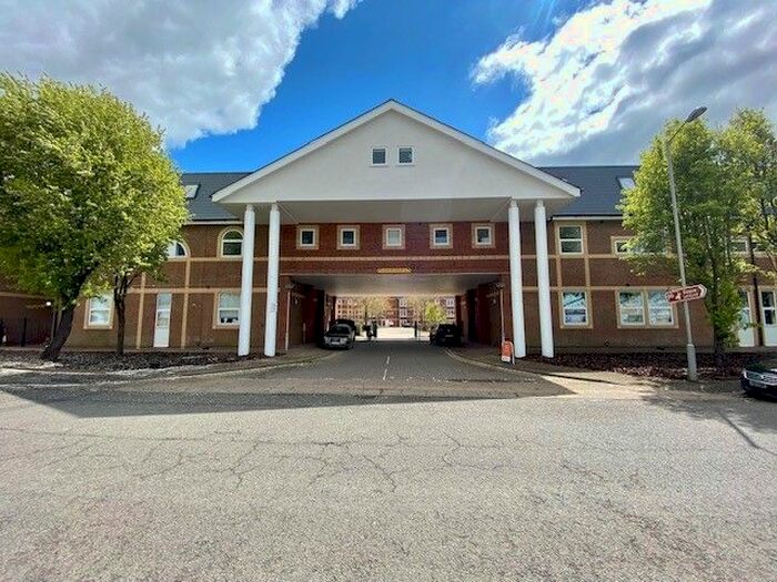 2 Bedroom Flat To Rent In Alton Mews, Aylesbury, HP19