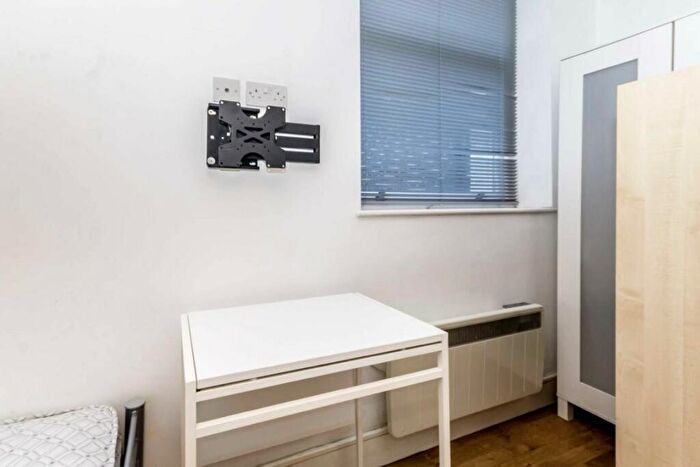 1 Bedroom Flat To Rent In Castletown Road, London, W14