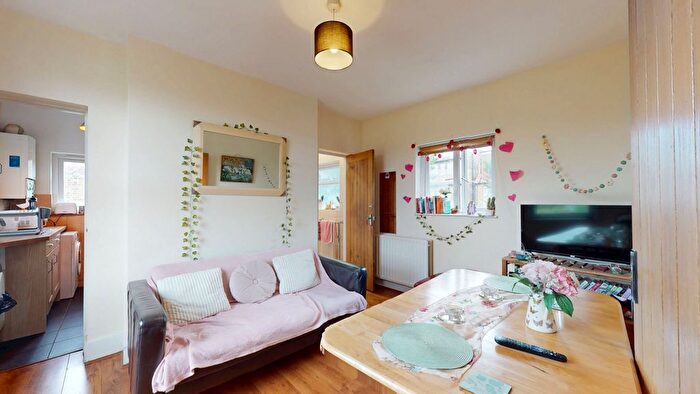 2 Bedroom Cottage To Rent In Point Cottages, Glenfield Road, Ealing, W13