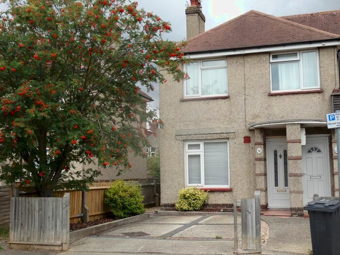 2 Bedroom Flat To Rent In Centrecourt Road, Worthing, BN14