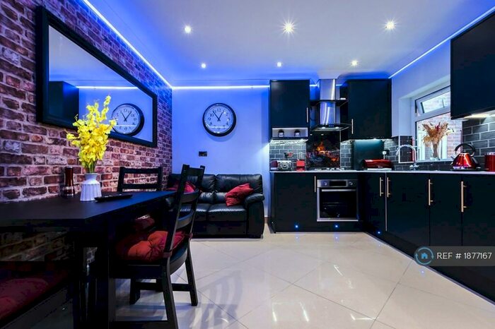 2 Bedroom Flat To Rent In Gables Lodge -, Reading, RG1