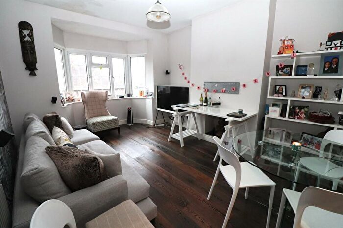 3 Bedroom Flat To Rent In Vivian Avenue, London, NW4