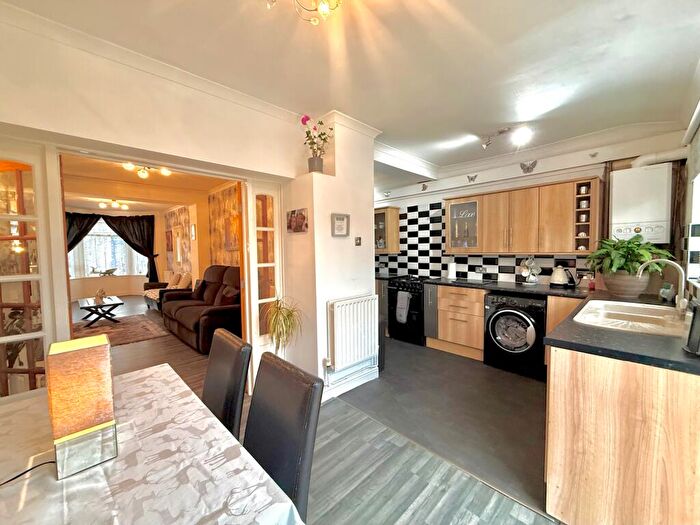 4 Bedroom Terraced House For Sale In Ferndale Road, Swindon, SN2