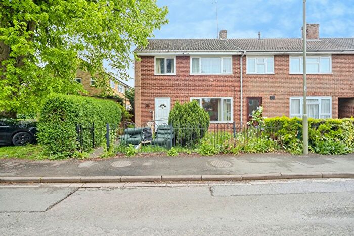 3 Bedroom Semi Detached House For Sale In Edmunds Road, Banbury, Oxfordshire, OX16