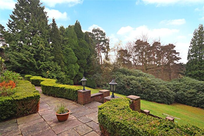 3 Bedroom Flat To Rent In Cobbetts Hill, Weybridge, KT13