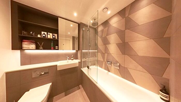 2 Bedroom Flat To Rent In Clarendon Court, Barbican, EC1Y