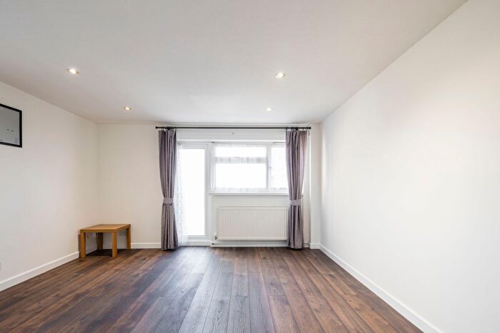 3 Bedroom Flat To Rent In Lower Fosters New Brent Street, London, NW4