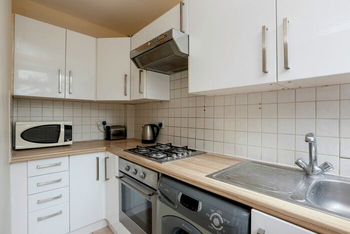 3 Bedroom Flat To Rent In Cambridge Road, London, SW20