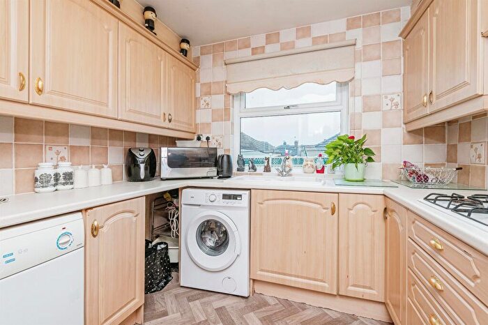 2 Bedroom Semi-Detached Bungalow For Sale In Mostyn Grove, Bradford, BD6